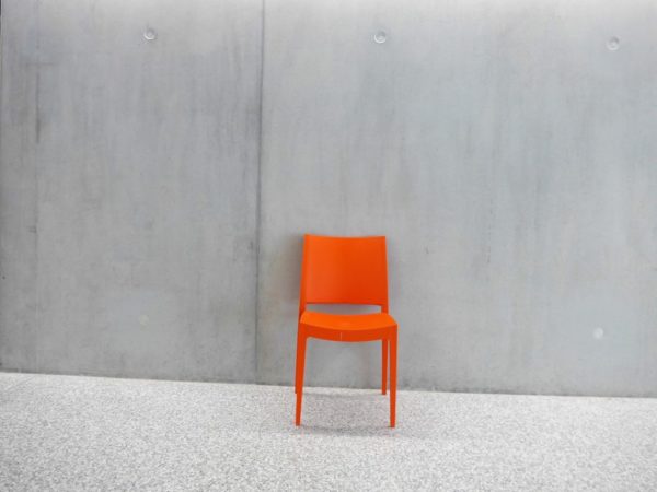 Tableau bois, 40 x 30, chaise orange